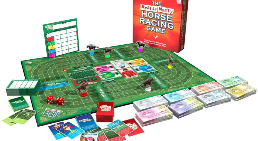 Il gioco da tavolo "The Really Nasty Horse Racing Game" simula una corsa di cavalli con pedine, carte e denaro finto.