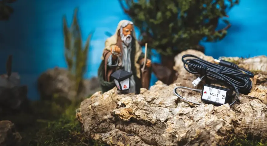 Un vecchio con lanterna e cavi per illuminare il tuo diorama. Ecco come fare un diorama con effetti speciali.