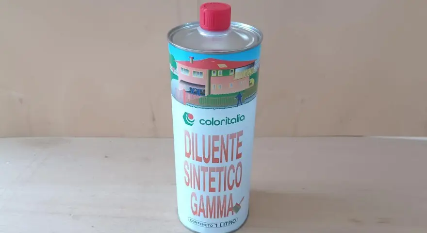 Lattina di diluente sintetico Coloritalia. La differenza con il diluente nitro è nella composizione chimica, questo è per vernici sintetiche.