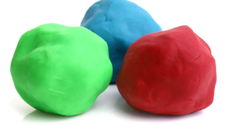 Tre masse di materiale plastico modellabile: verde, blu e rosso, pronte per creare forme fantastiche.