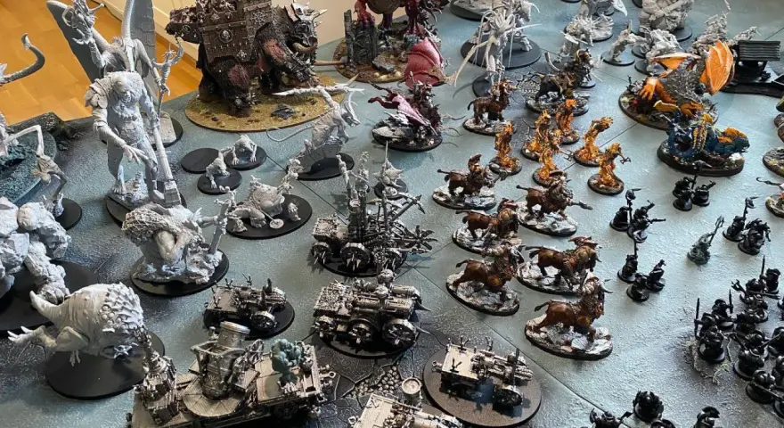 Vasta collezione di miniature per Forge World 40k: demoni, creature mostruose e veicoli da battaglia pronti per la guerra.