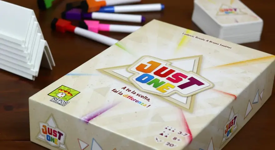 Scatola del gioco da tavolo "Just One" con pennarelli colorati e supporti bianchi. Un gioco per tutti!
