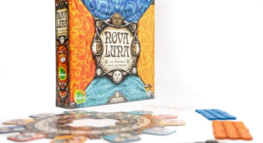 Scatola e componenti del gioco da tavolo Nova Luna, perfetto per **giochi da fare in due**. Un'avventura strategica con tessere colorate e un design lunare.
