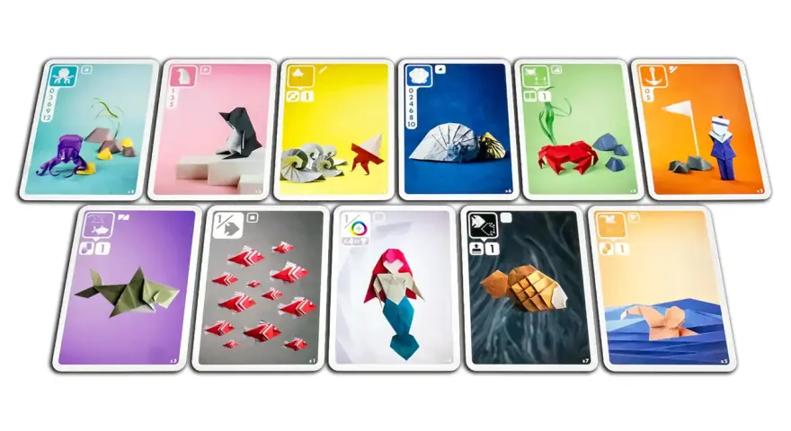 Carte da gioco con animali marini in origami: polpo, pinguino, medusa, granchio, marinaio, squalo, pesci, sirena, tartaruga, nuotatore. Un mondo di sea salt and paper.