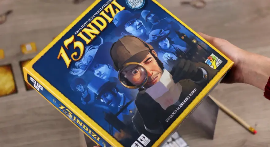 La scatola del gioco da tavolo "13 indizi" mostra un detective con lente d'ingrandimento che indaga su misteriosi personaggi in un'ambientazione notturna.