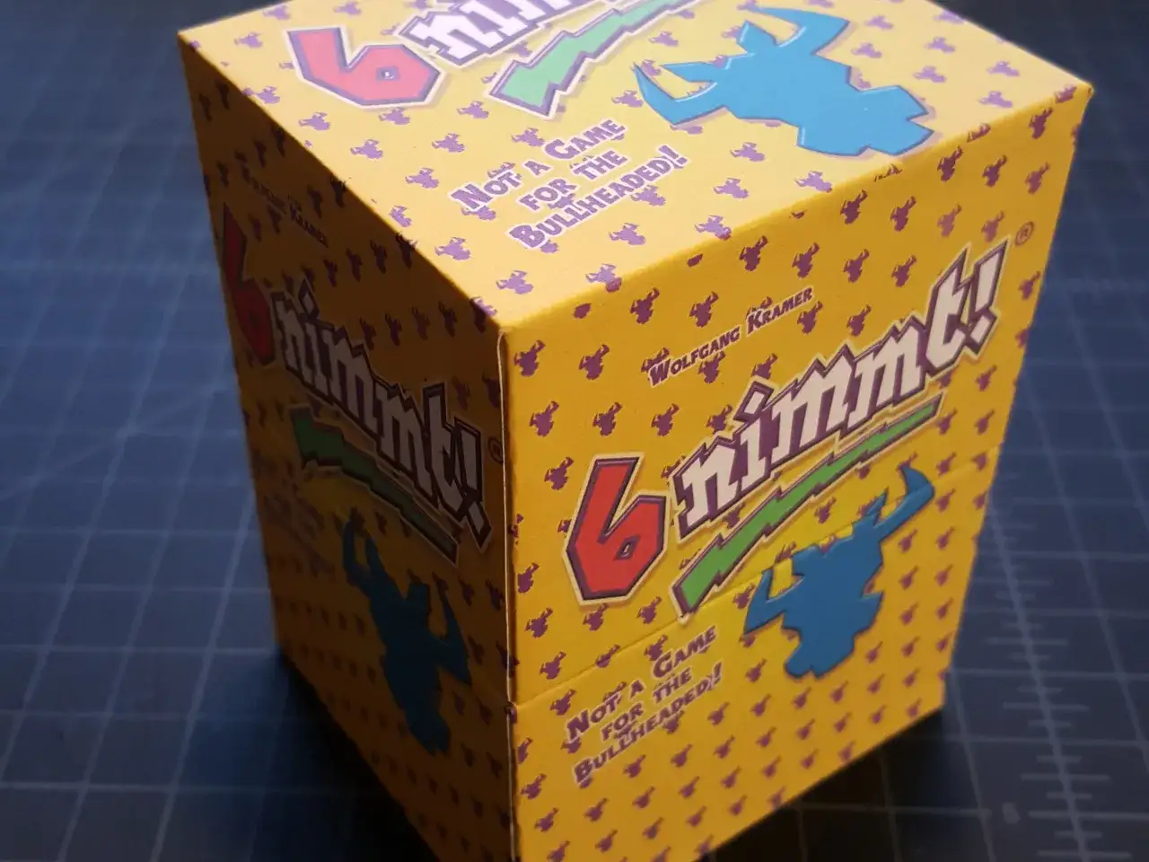 Scatola gialla del gioco da tavolo 