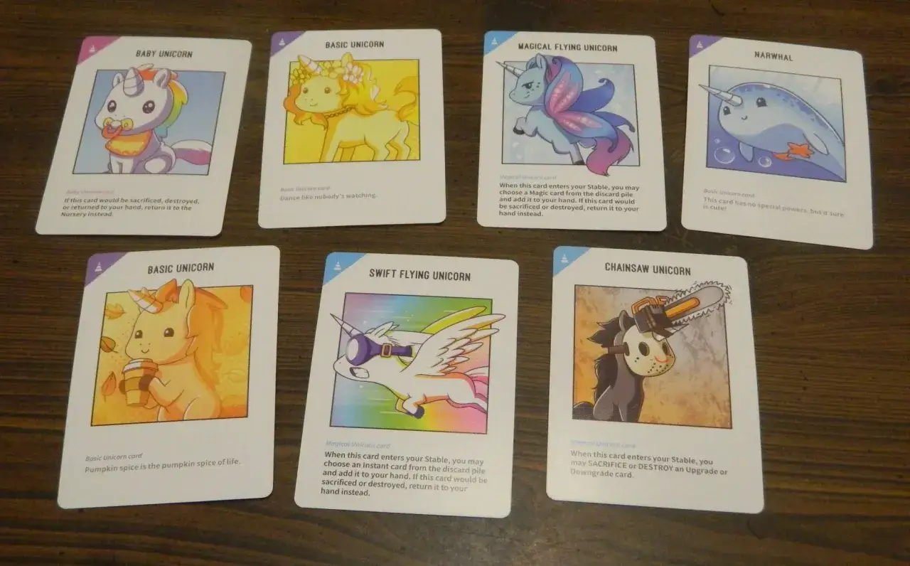 Carte di Unicorno, tra cui un unicorno con motosega pronto a uccidere gli unicorni.