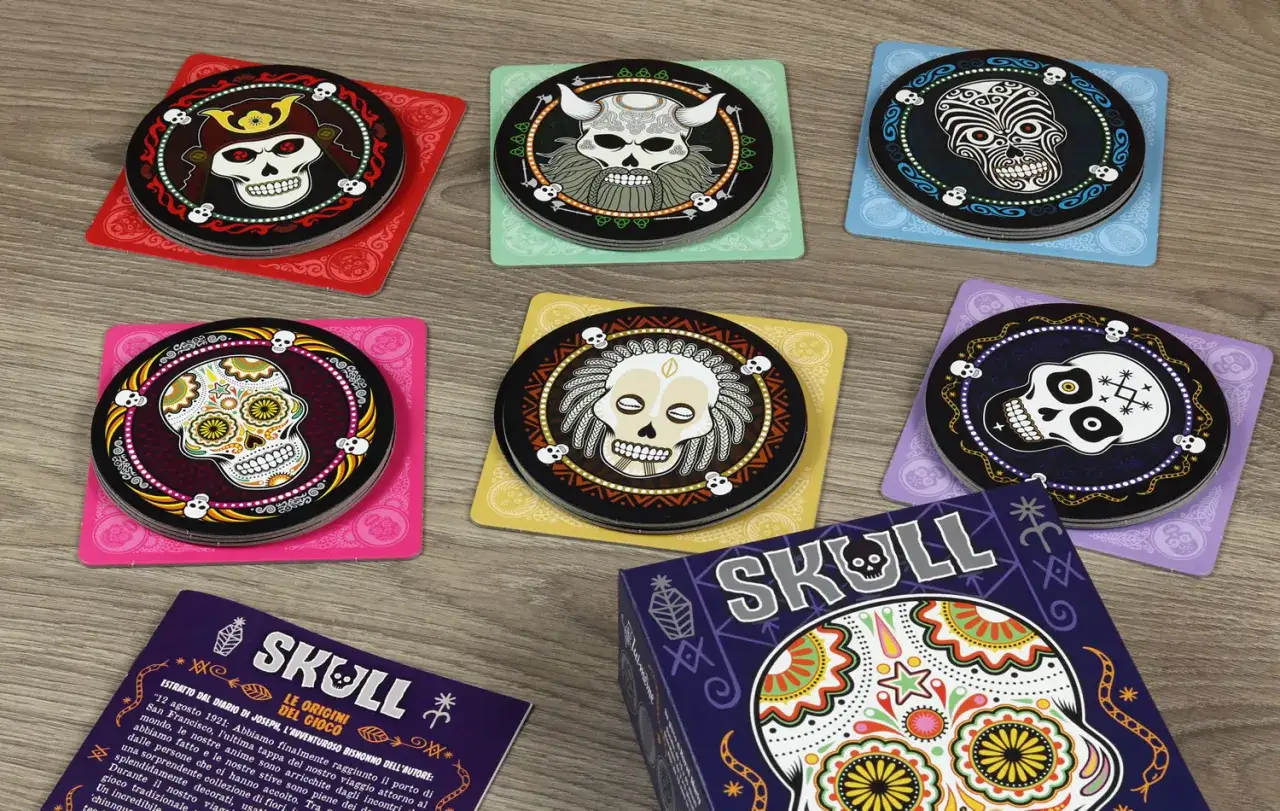 Dischi colorati con teschi decorati, pronti per una partita al gioco Skull.