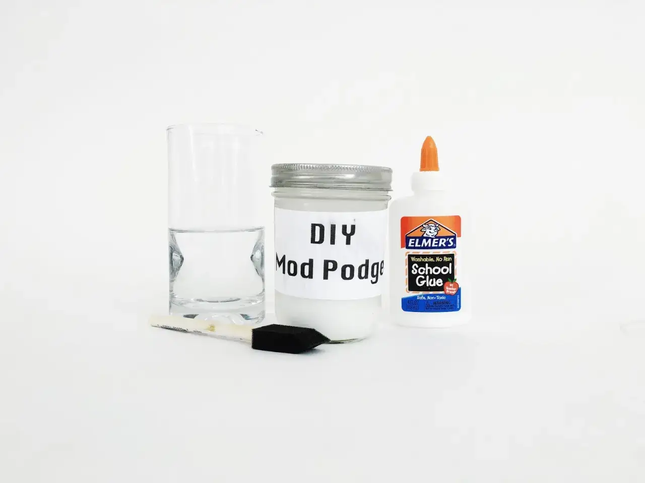 Creare una mod podge alternativa fai-da-te con colla vinilica, acqua e un pennello.