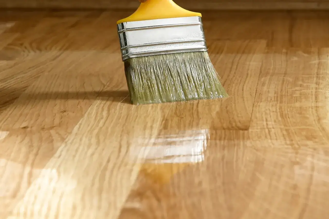 Pennello stende vernice su legno, creando una finitura che non è lucida ma leggermente opaca, per capire cosa vuol dire satinato.