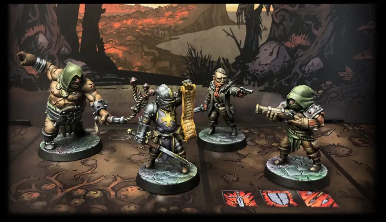 Eroi pronti all'avventura nel darkest dungeon gioco da tavolo. Un guerriero, un cavaliere con pergamena, un pistolero e un arciere si stagliano su un campo di battaglia minaccioso.