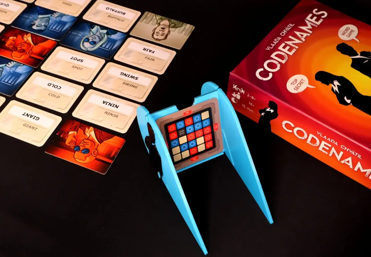 Carte del gioco Codenames, con parole come 