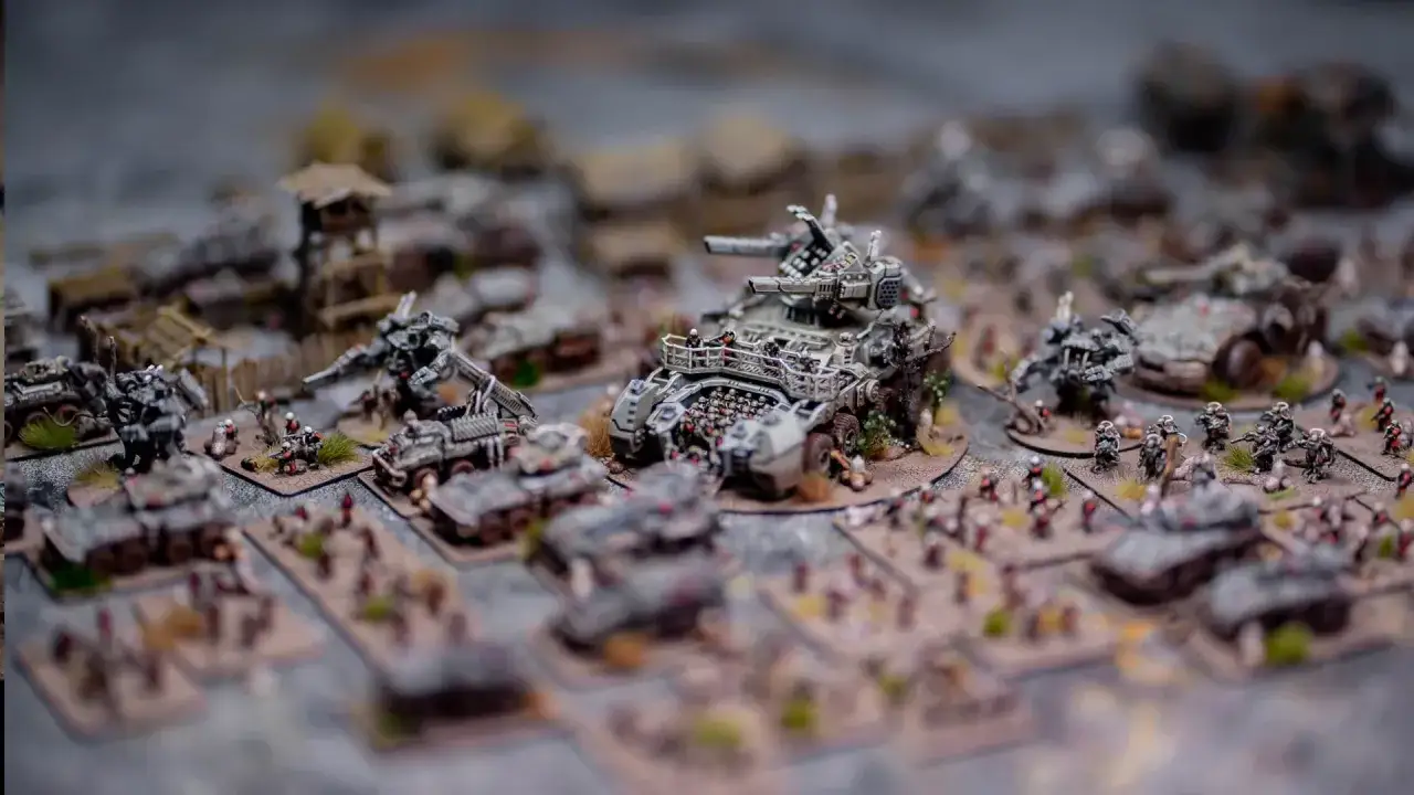 Miniature vehicles e soldatini pronti per una space crusade. Un campo di battaglia in miniatura con carri armati e robot da guerra.
