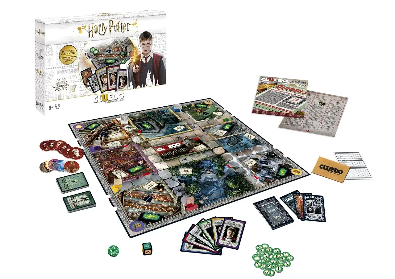 Il Cluedo Harry Potter, con il suo tabellone dettagliato e le carte mistero, ti invita a scoprire chi ha commesso il crimine. Le regole del gioco sono chiare per un'avventura magica.