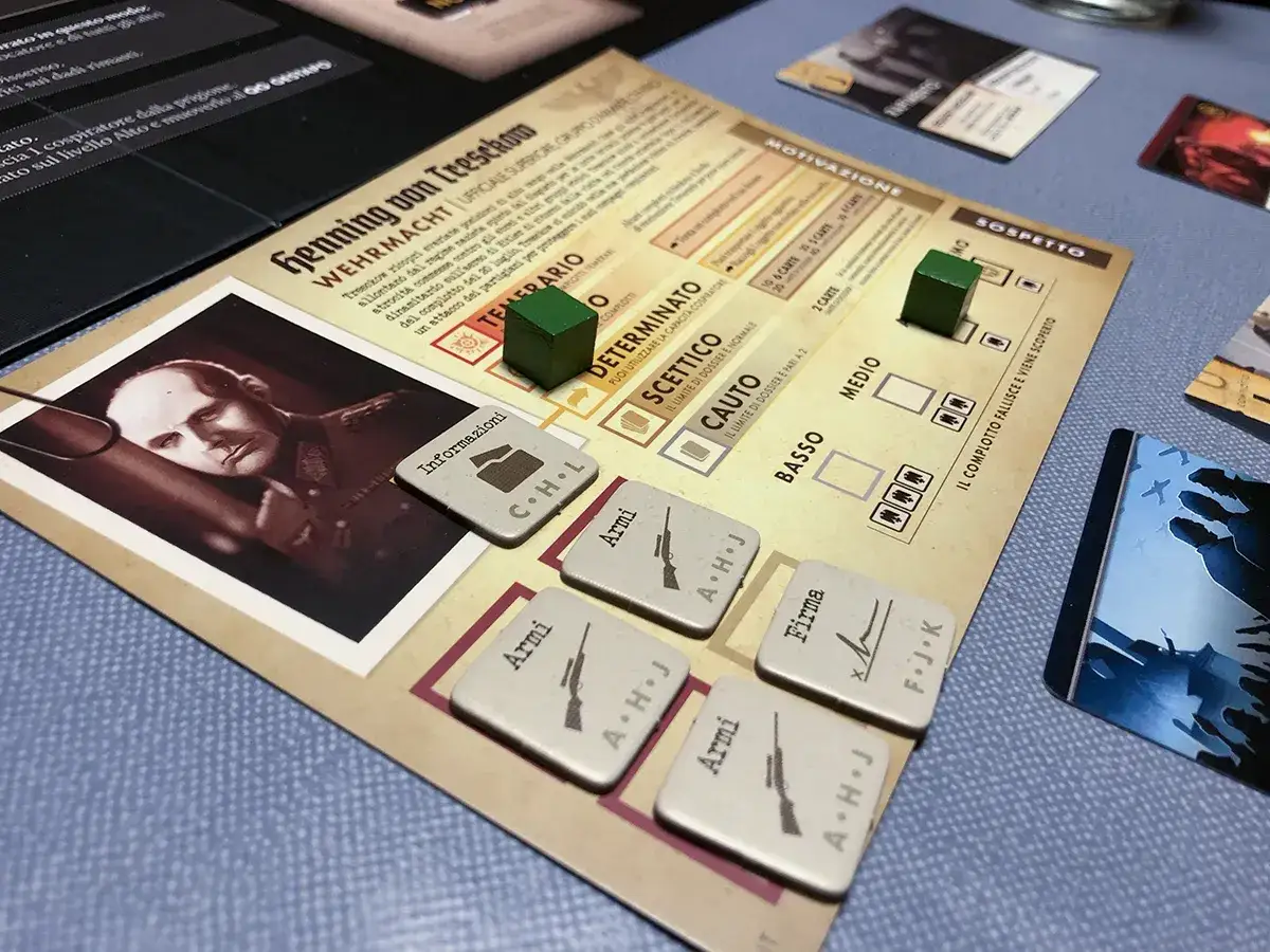 Un gioco da tavolo con un ritratto di Henning von Tresckow. Il gioco sembra trattare di un complotto, forse un 