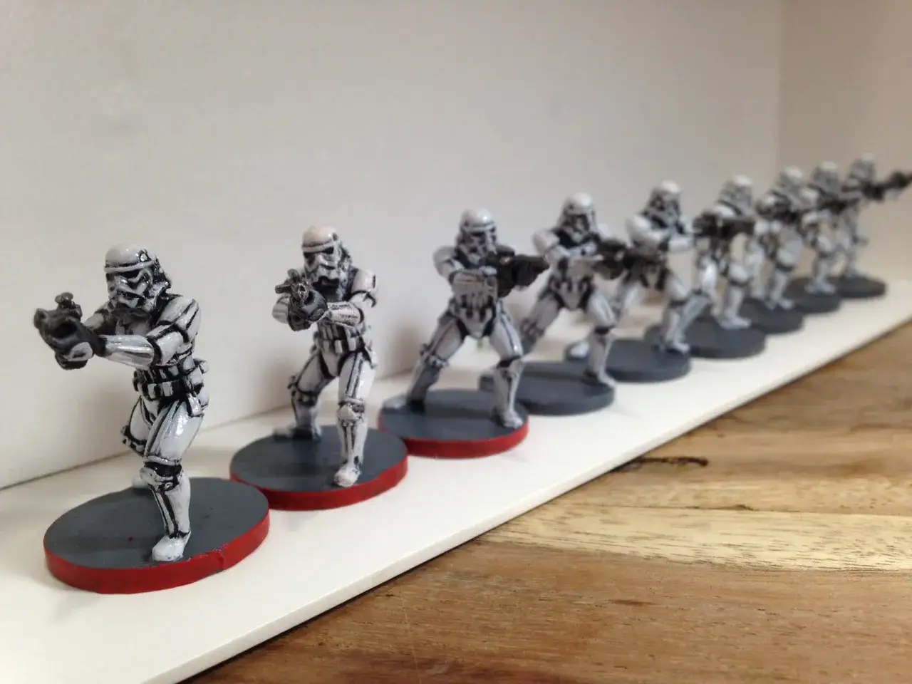 Una fila di soldati imperiali in miniatura, pronti per un assalto imperiale.