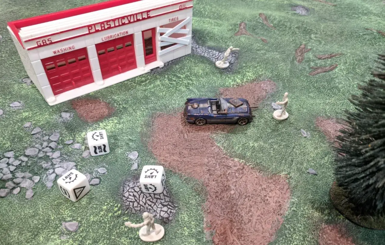 Scena di gioco da tavolo: un'auto sportiva blu, miniature di personaggi e dadi
