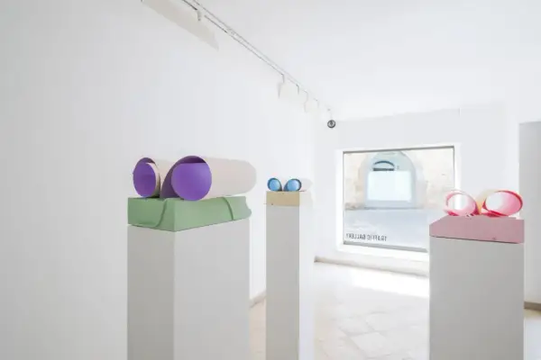 Sculture colorate in un ambiente minimalista, un gioco di forme e colori che invita all'esplorazione visiva.