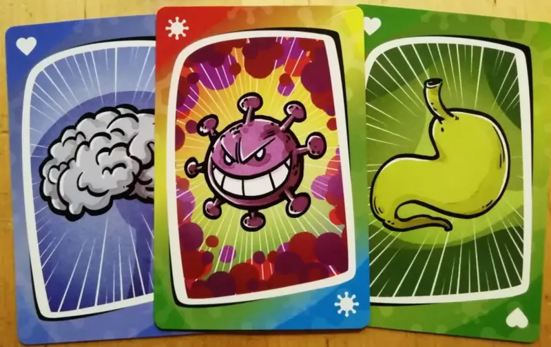 Carte di un gioco: un cervello, un virus minaccioso e uno stomaco. Chi vincerà la battaglia?