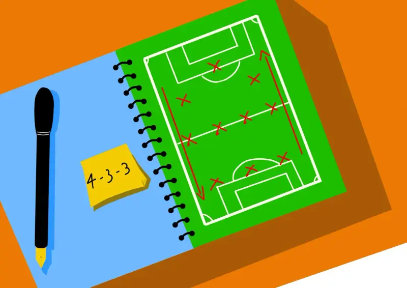 Taccuino con schema di calcio 4-3-3 e penna. La differenza tra tattica e strategia è illustrata con frecce rosse e croci sul campo.